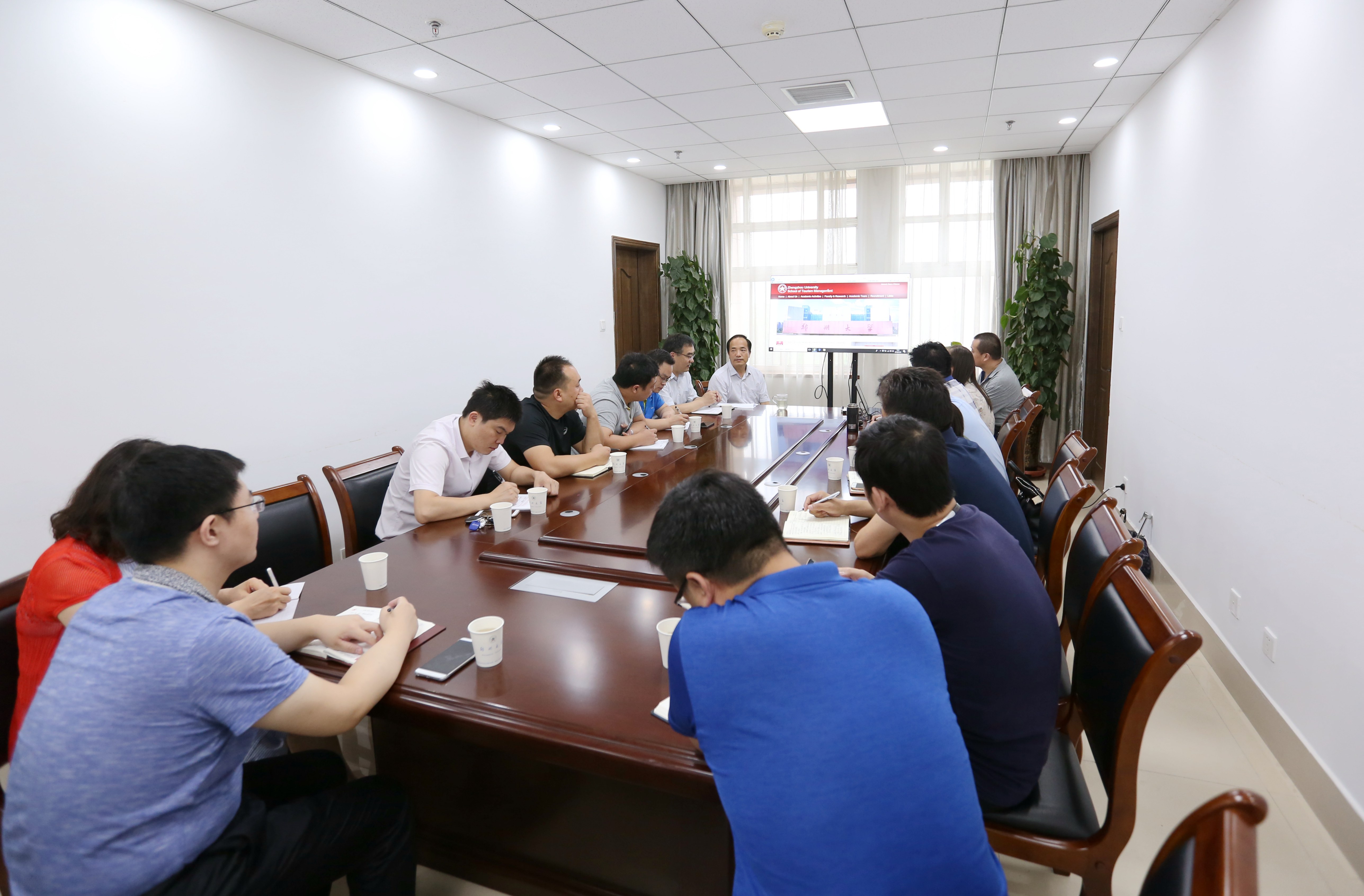 学校召开二级单位英文网站建设座谈会（图）
