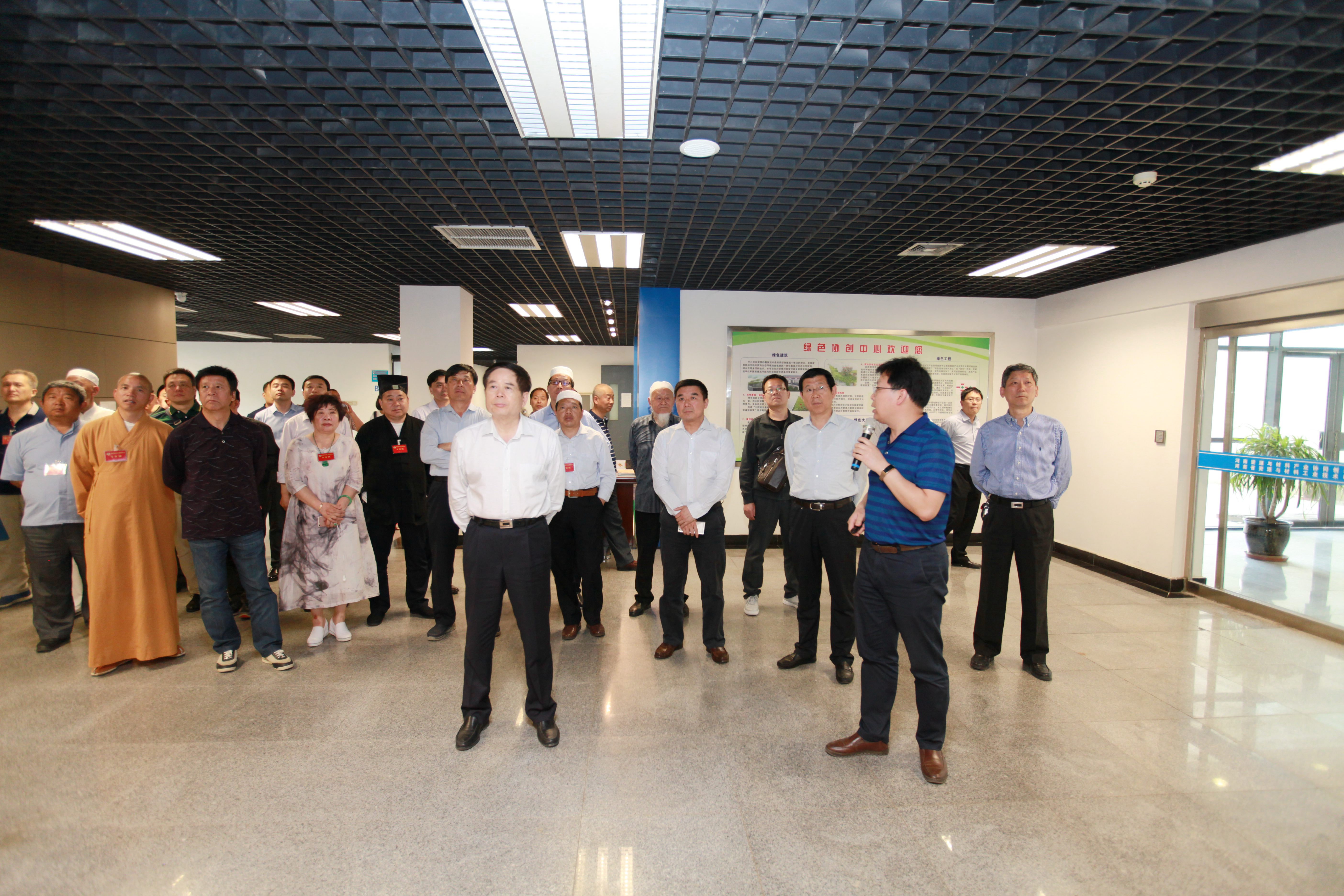 省政协副主席靳克文带领少数民族及宗教界委员考察团来我校考察（图）