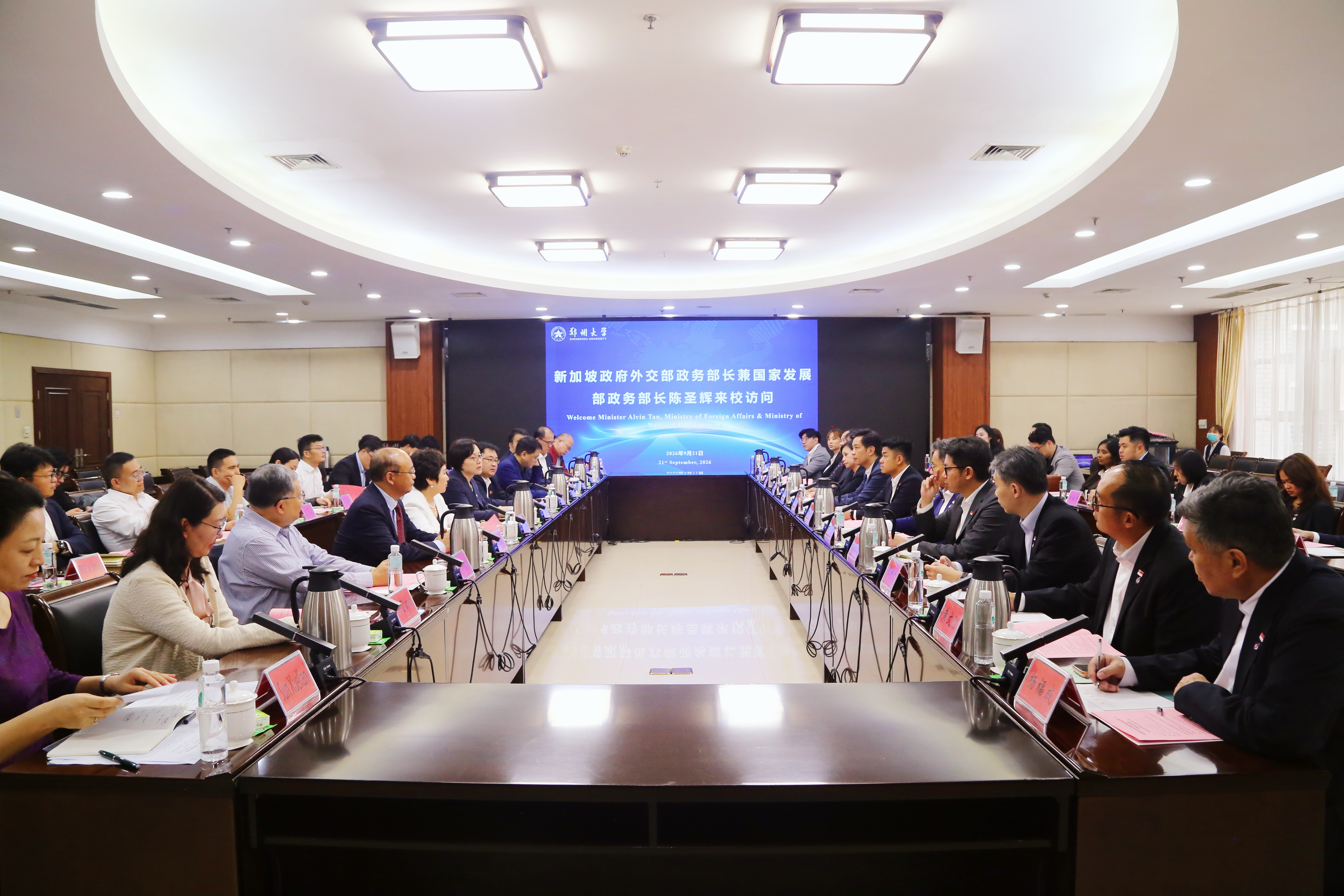 李蓬会见新加坡外交部兼国家发展部政务部长陈圣辉一行