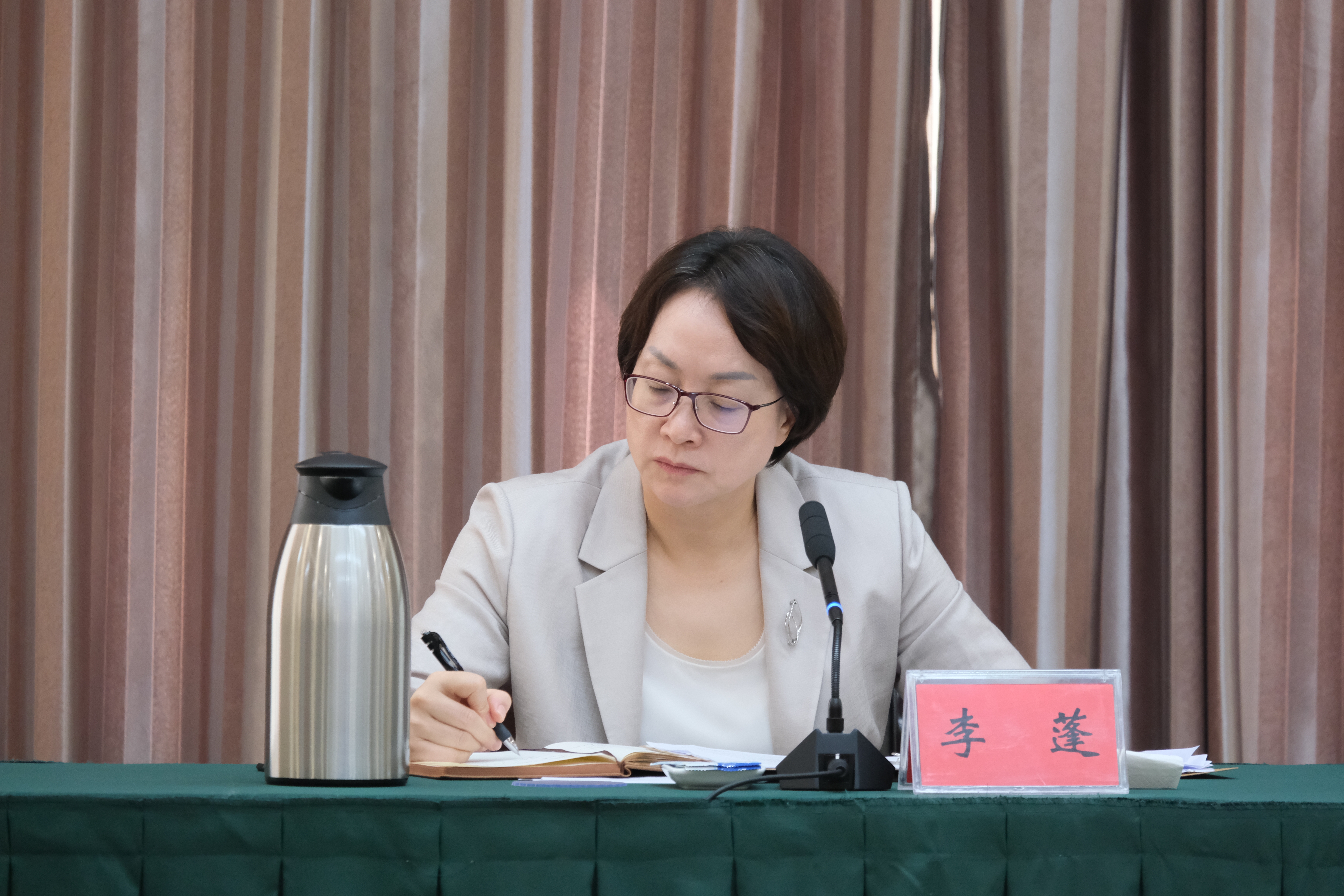 李蓬主持召开2025年度第一次重点工作调度会