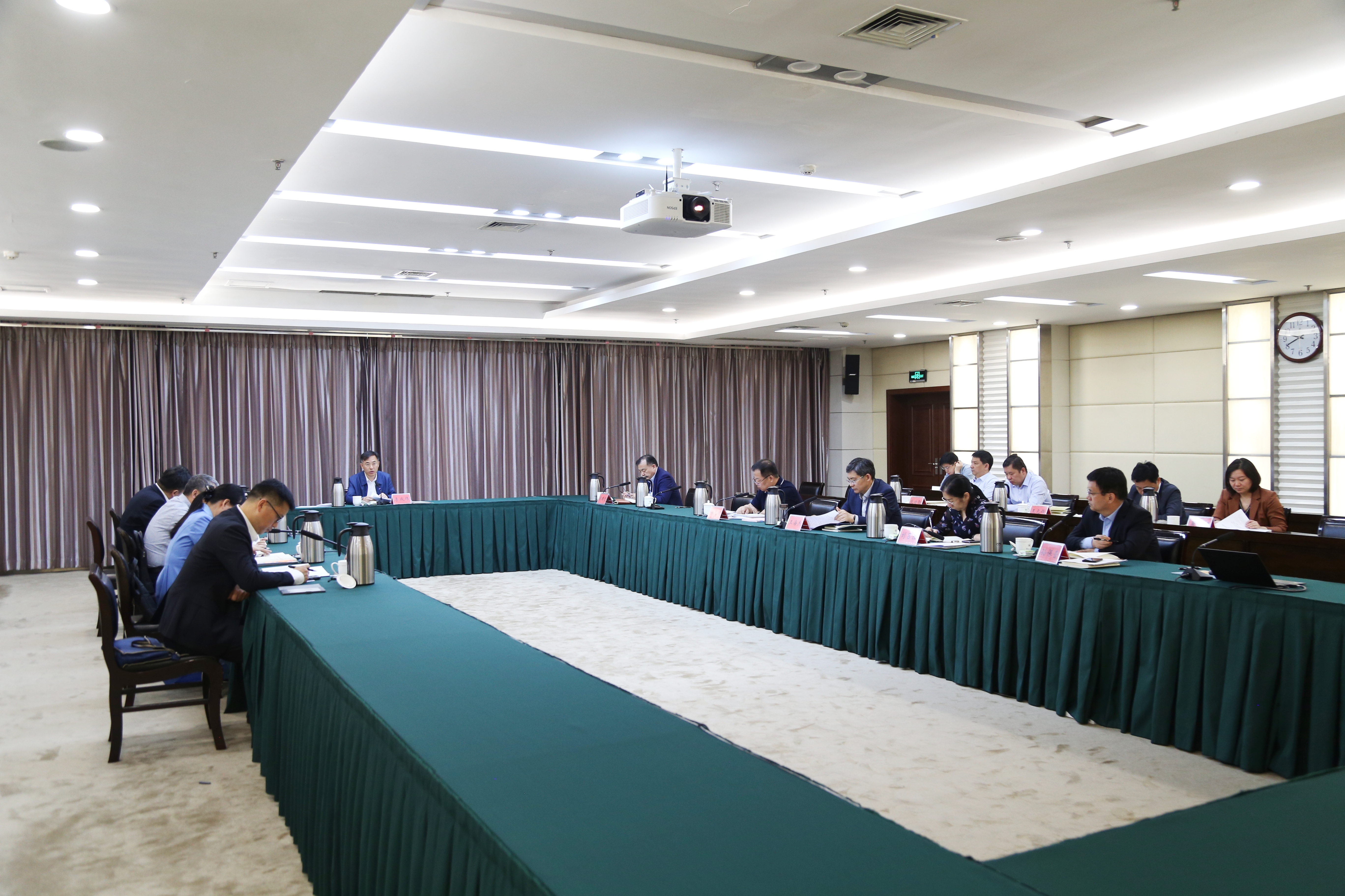 郑州大学党委理论学习中心组举行集体学习研讨