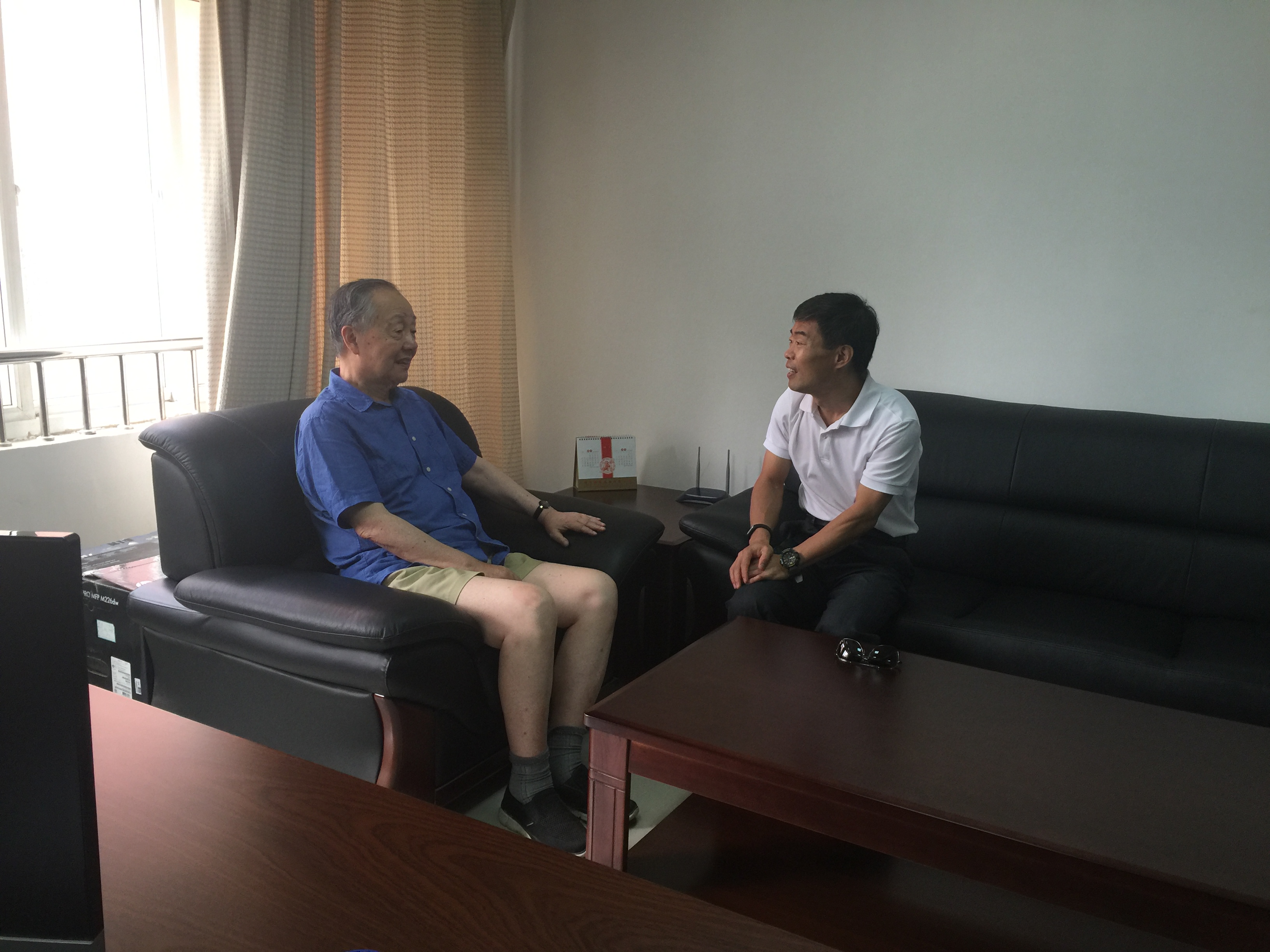 中科院学部工作局副局长王敬泽看望我校院士（图）