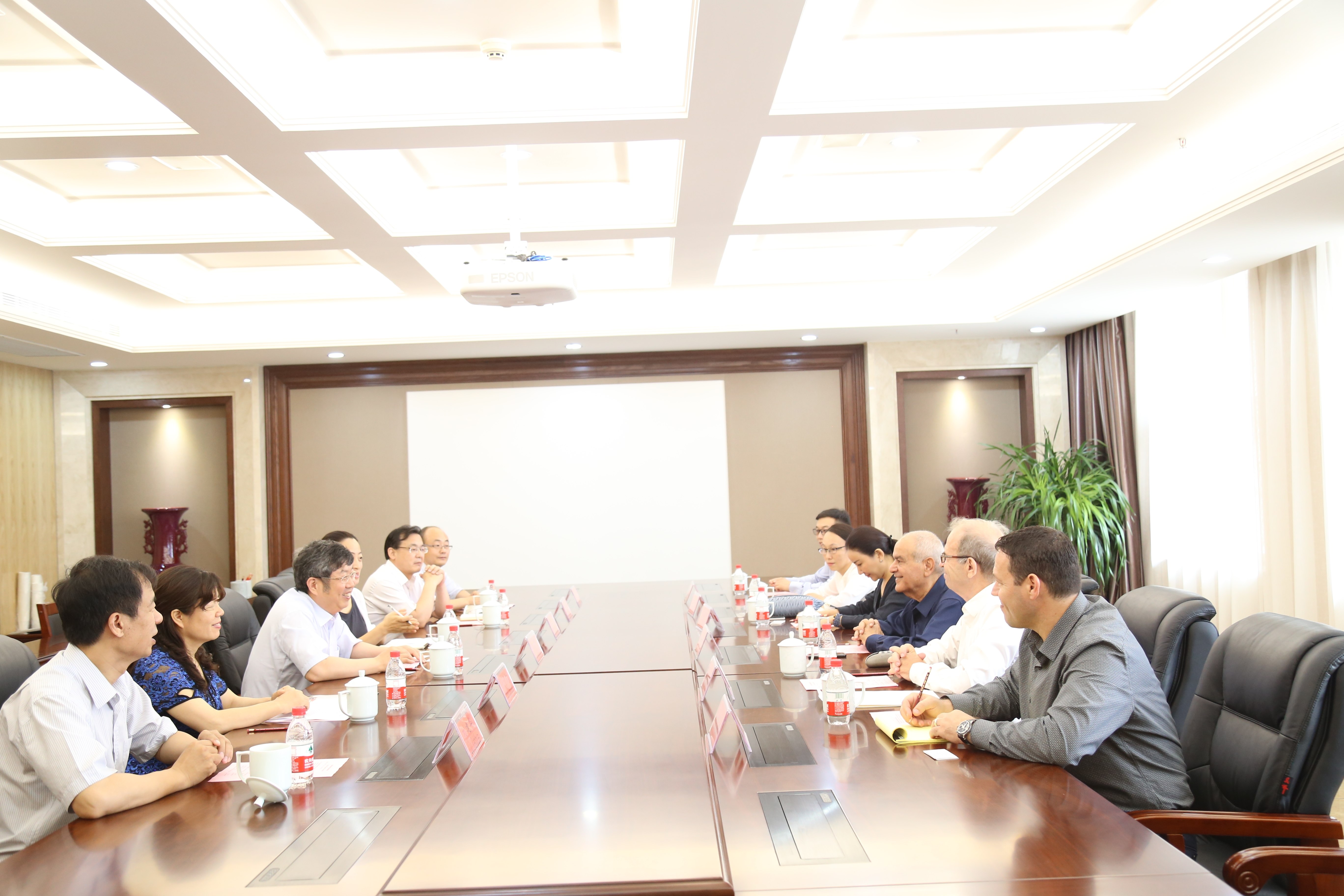 以色列客人访问我校（图）