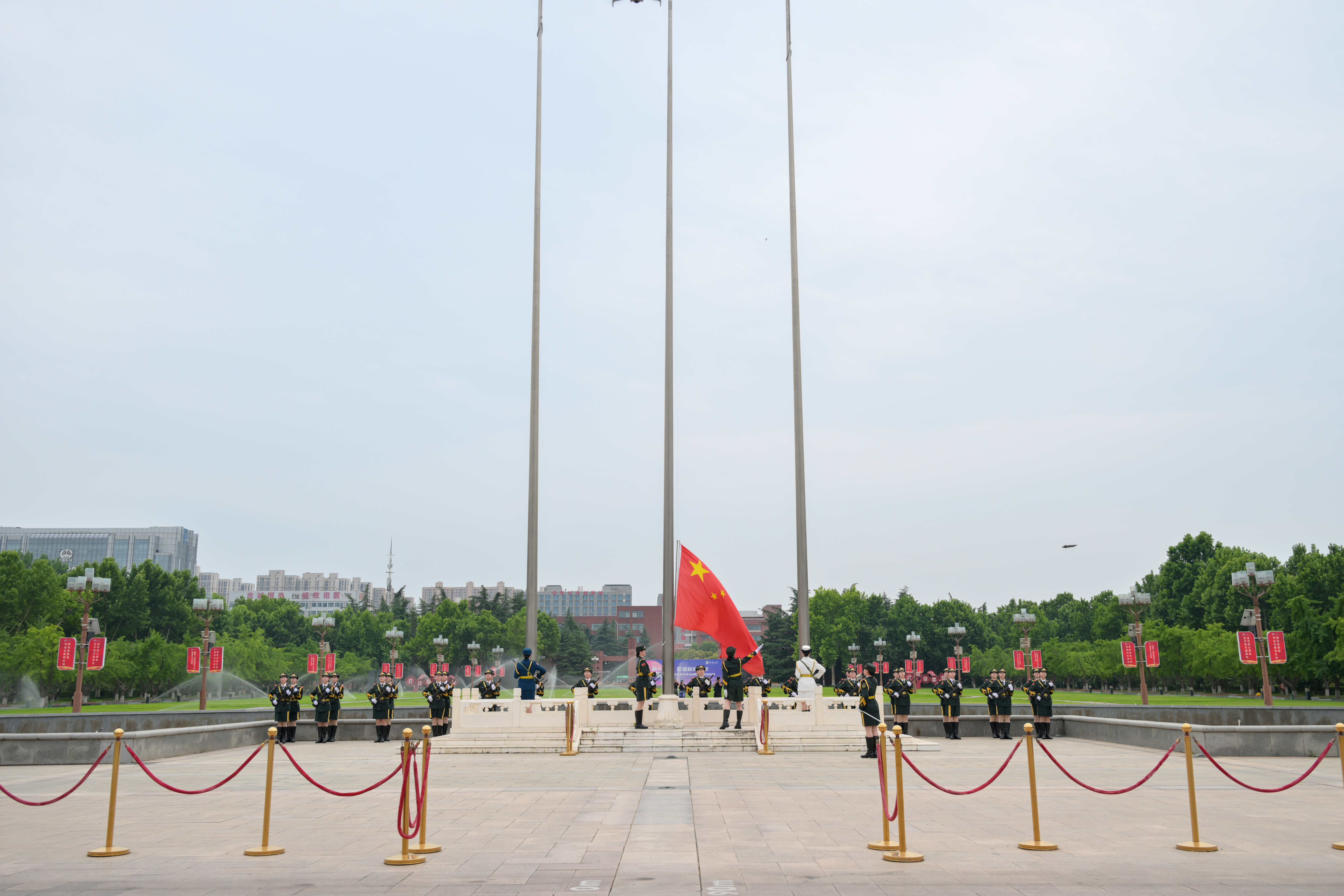 郑州大学举行办学98周年纪念日升旗仪式