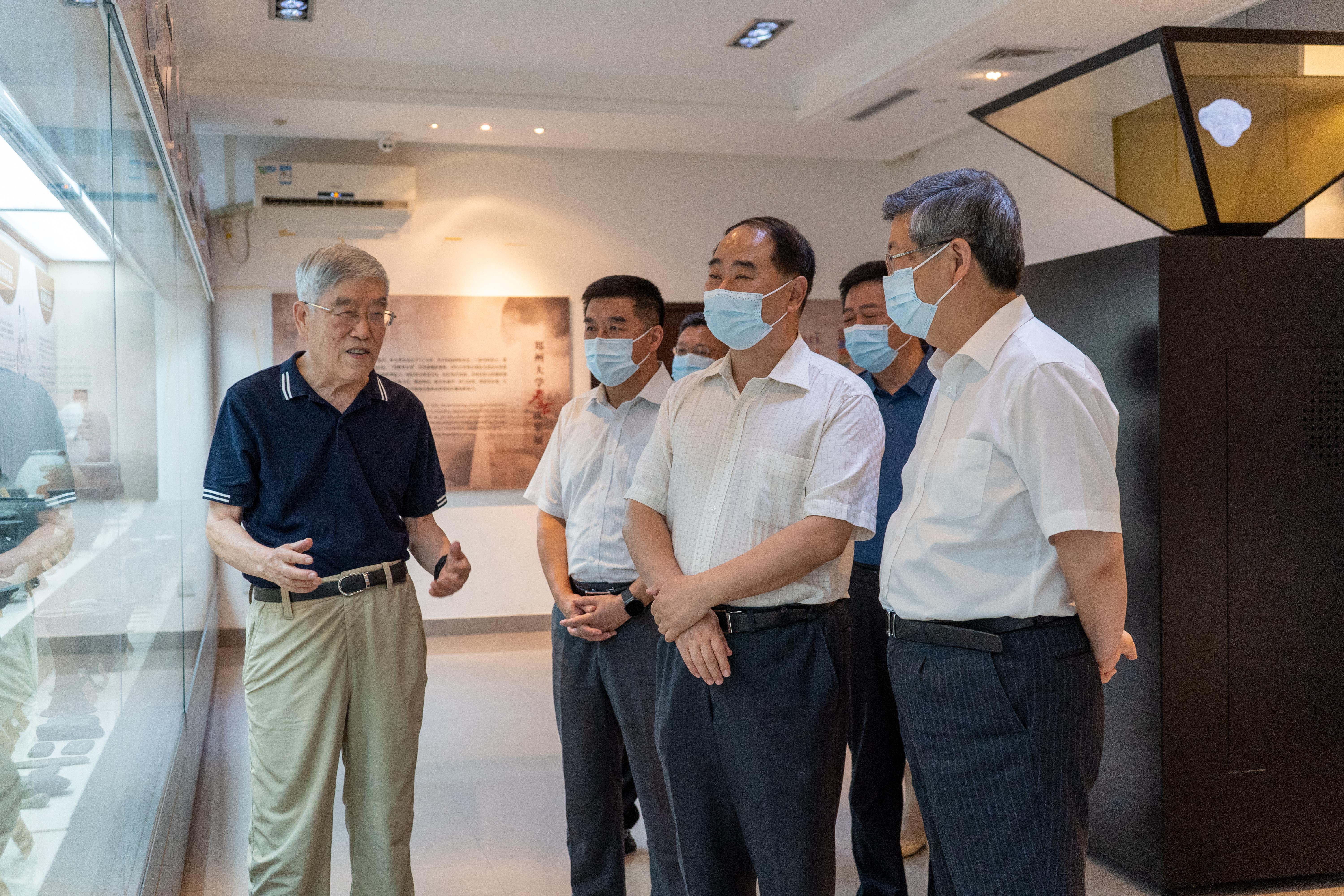北京外国语大学党委书记王定华来校调研