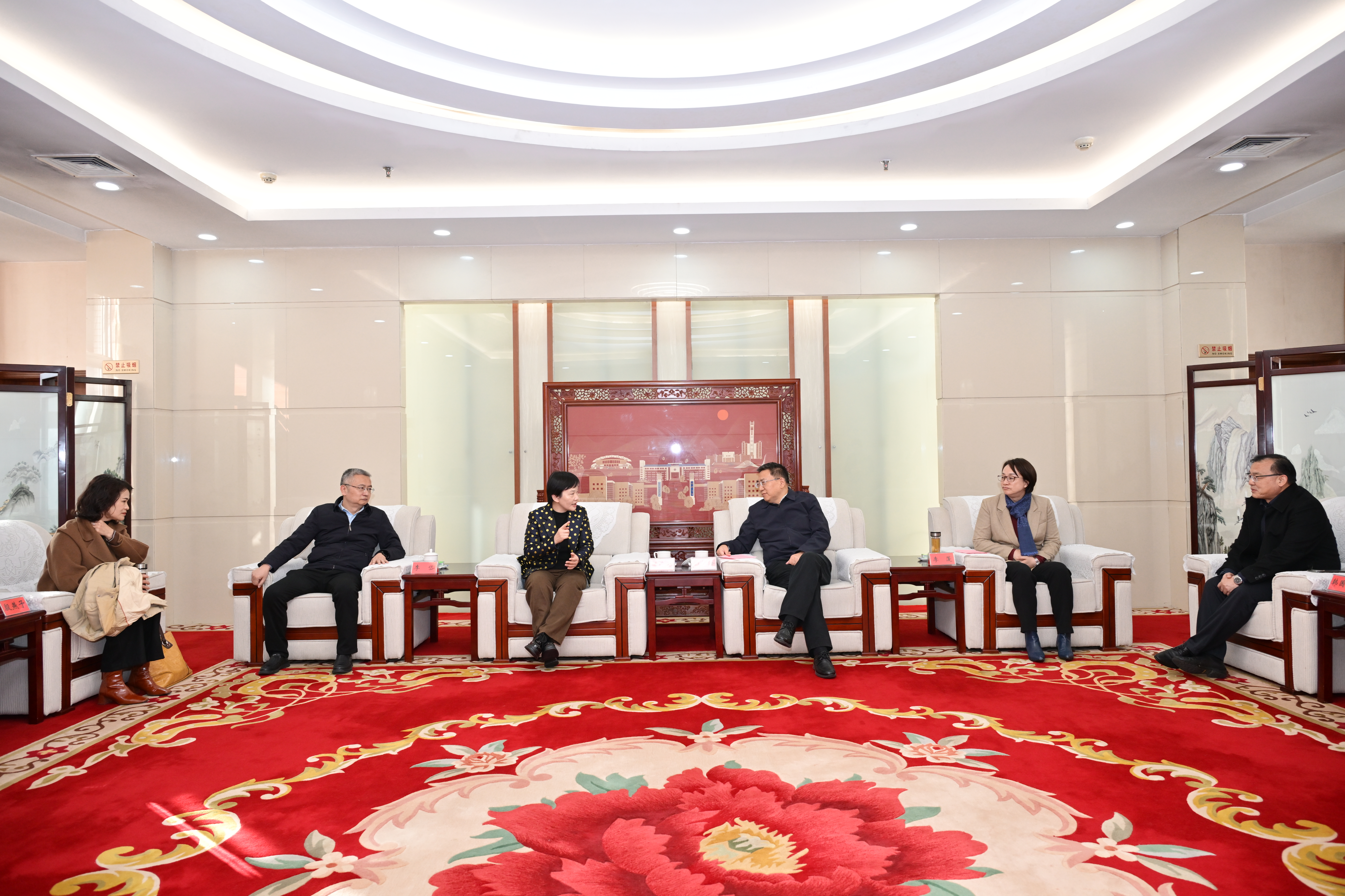 湖北科技学院党委书记闫英姿一行来校调研交流