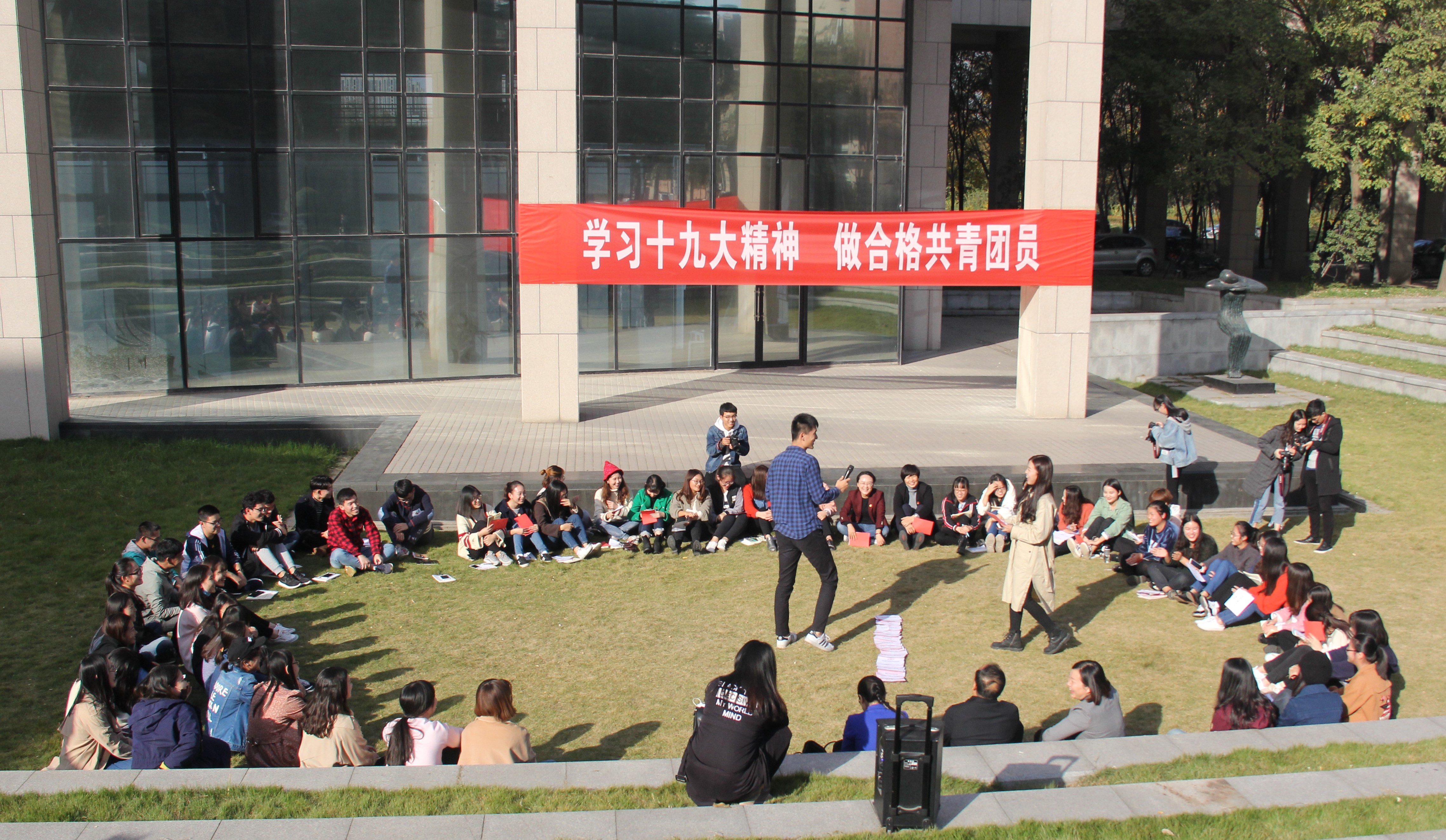 团省委书记王艺与奥运冠军孙甜甜来校参加主题团日活动（图）