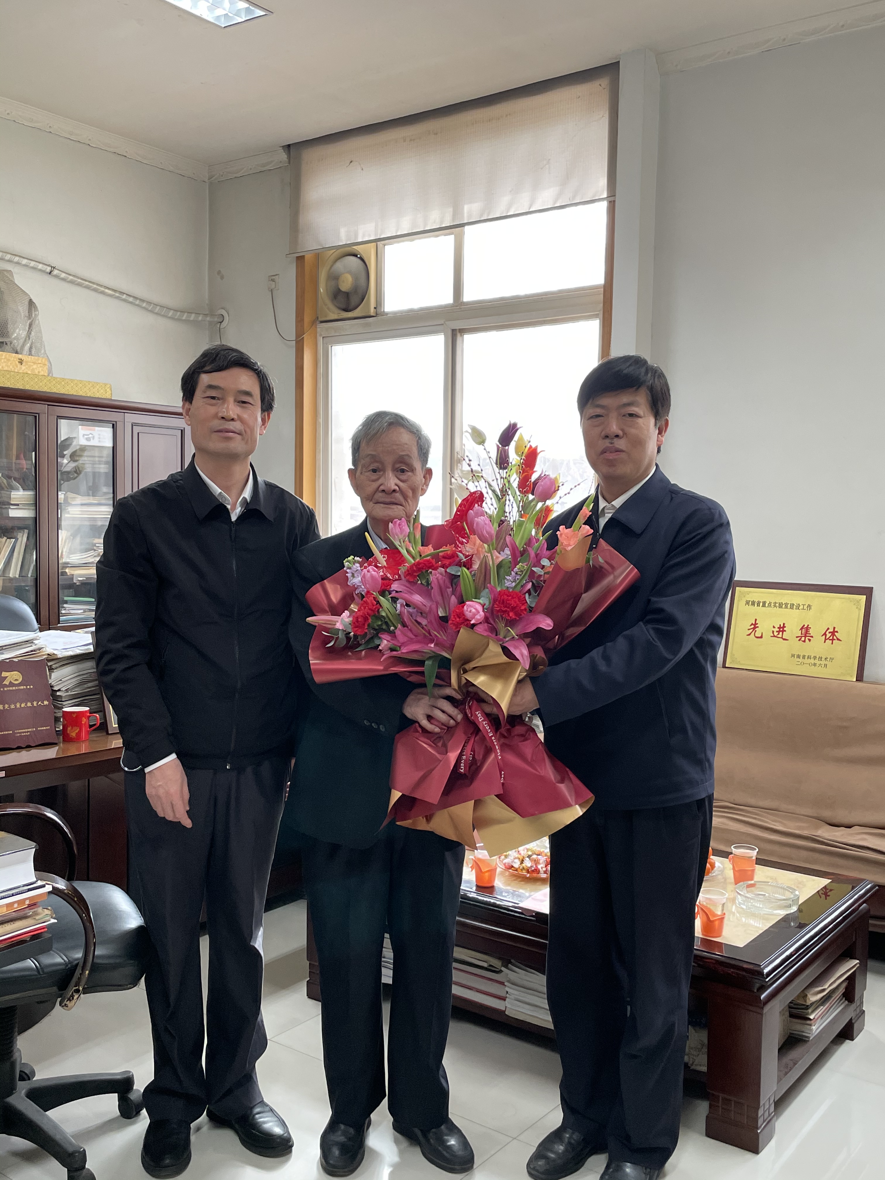 郑州市副市长史占勇一行来校看望慰问院士