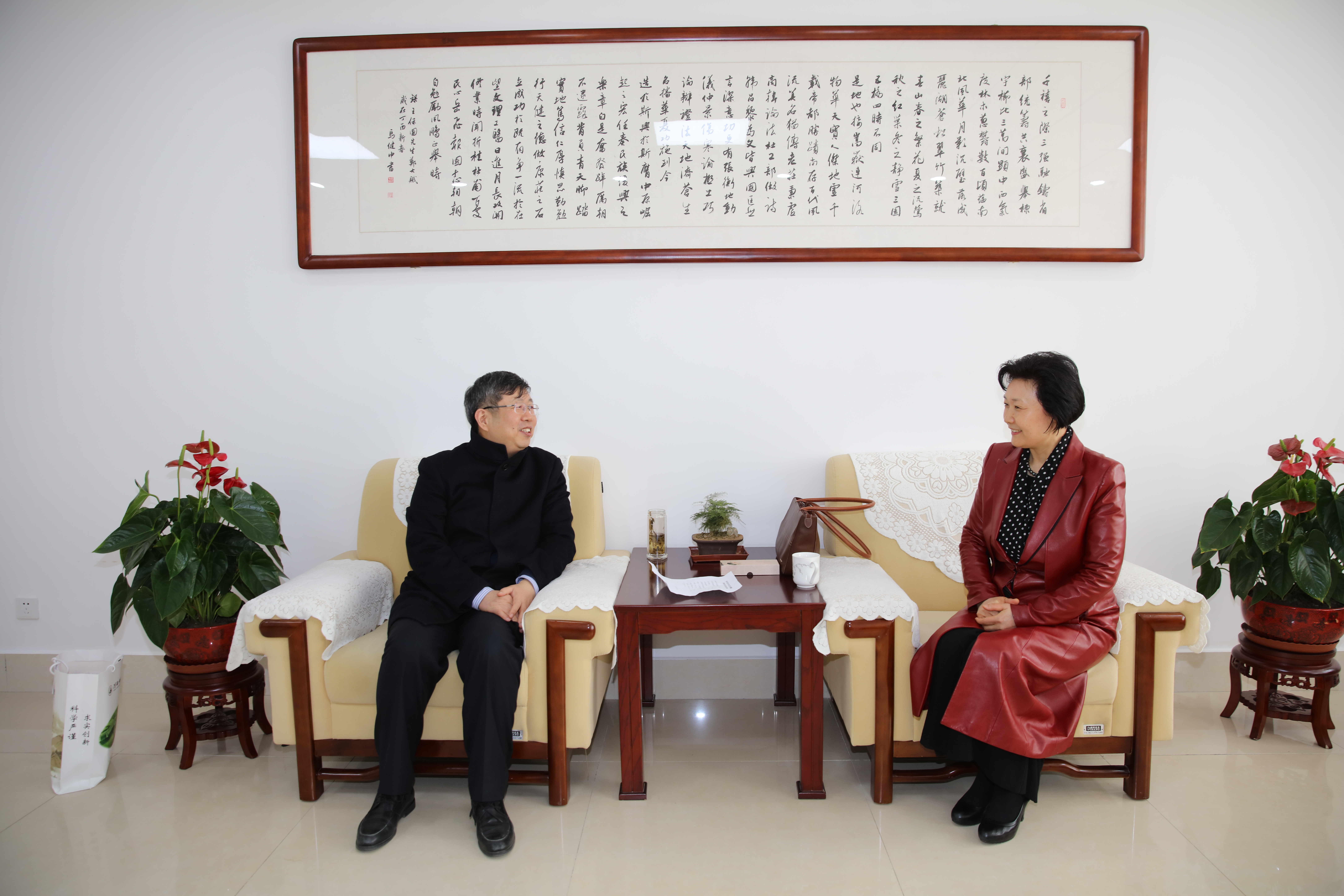 郑玉玲教授向我校捐赠图书及音像资料(图)