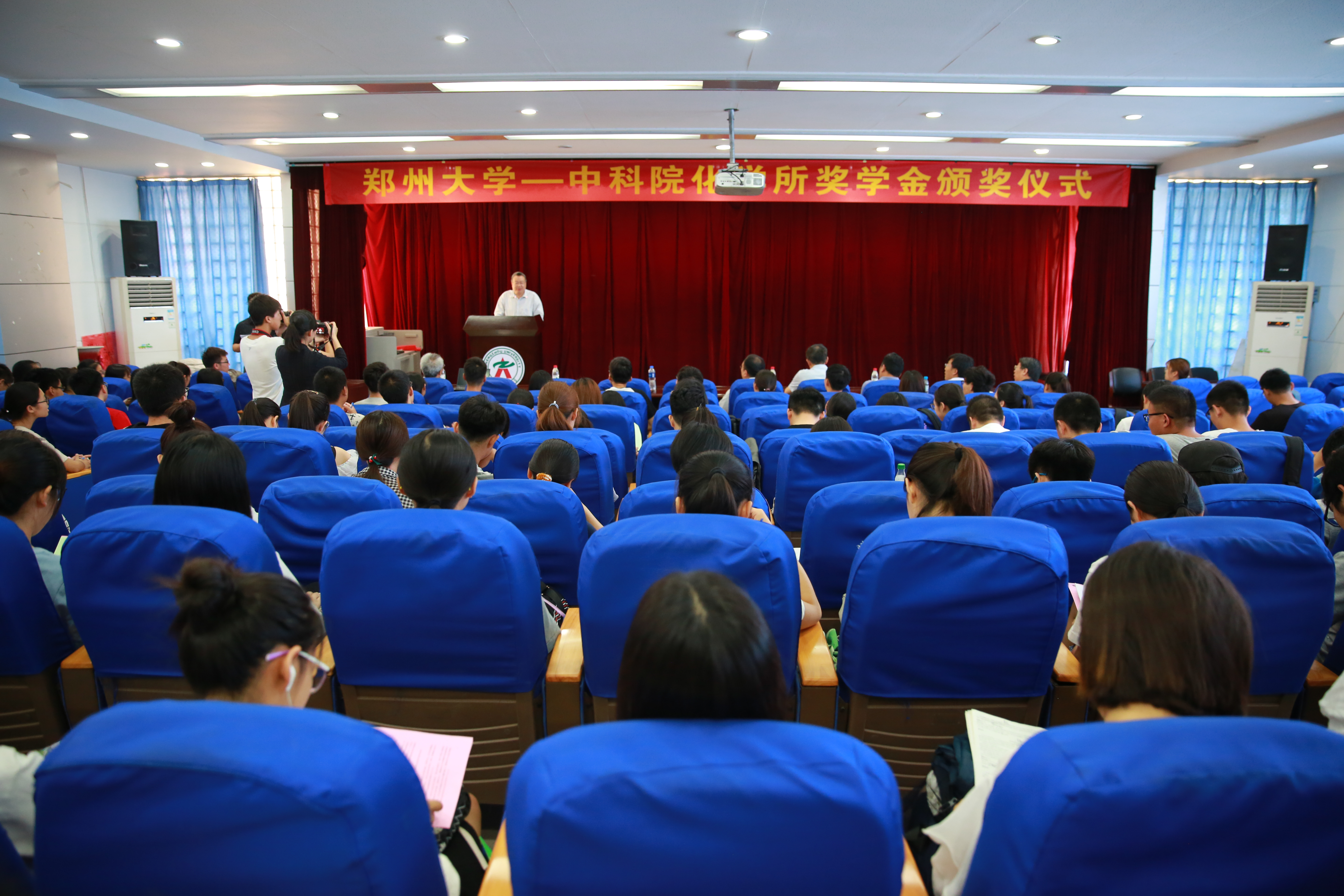 郑州大学举行2018年度“中科院化学所奖学金”颁发仪式（图））