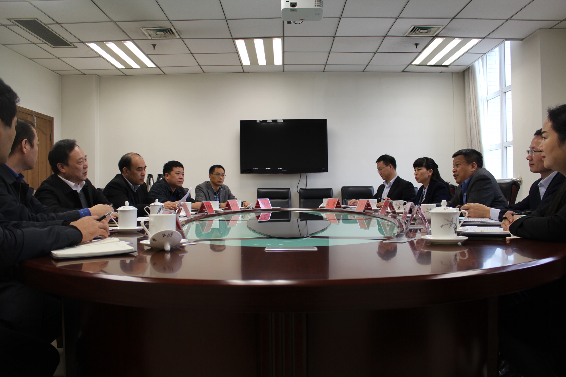 交通银行河南省分行党委书记、行长单增建一行来校访问（图）