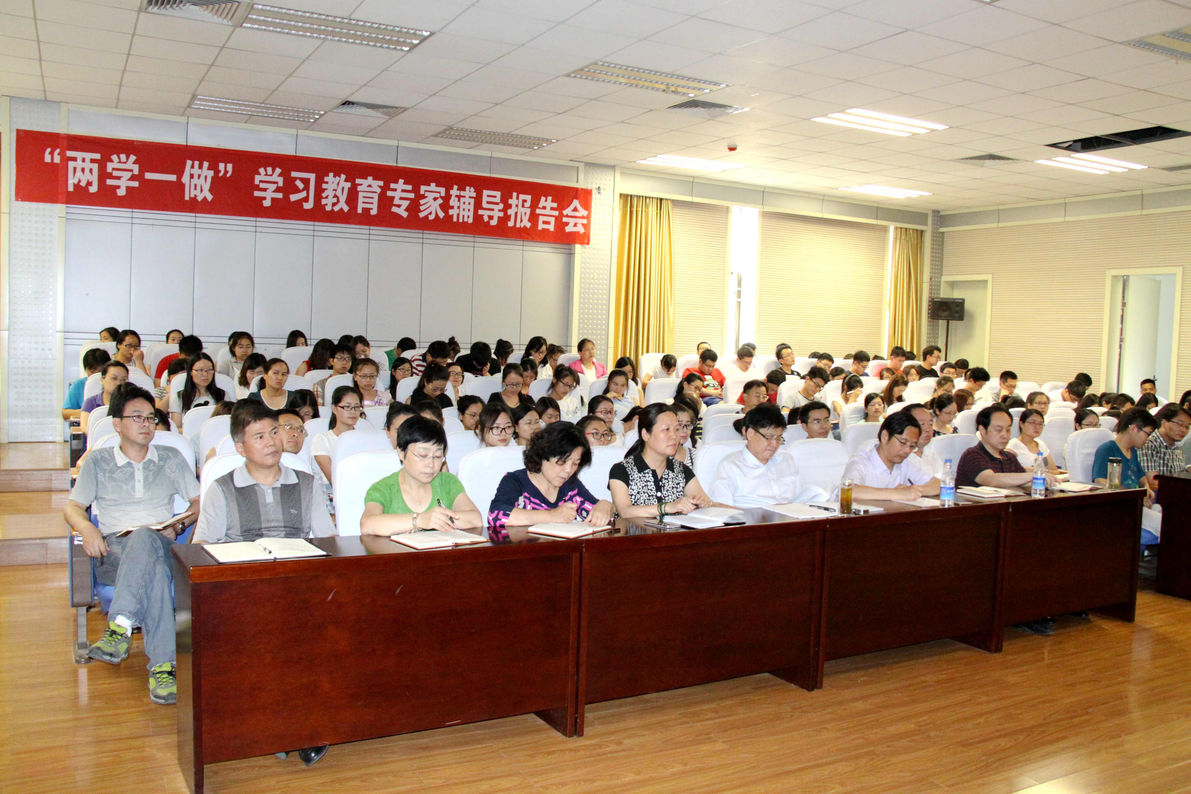 河南省社科联主席李庚香为公共卫生学院和药学院师生做“两学一做”学习教育辅导报告（图）