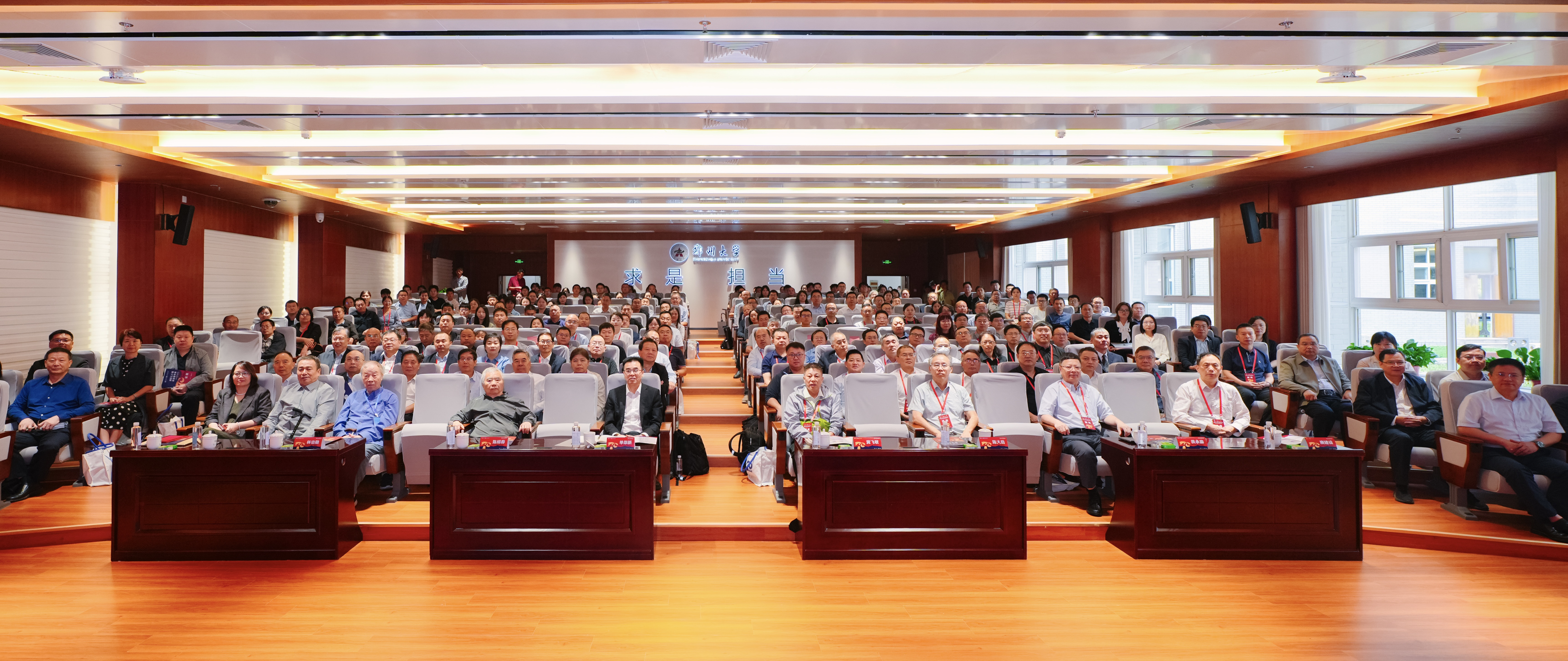 郑州大学数学学科创建七十周年大会顺利举行