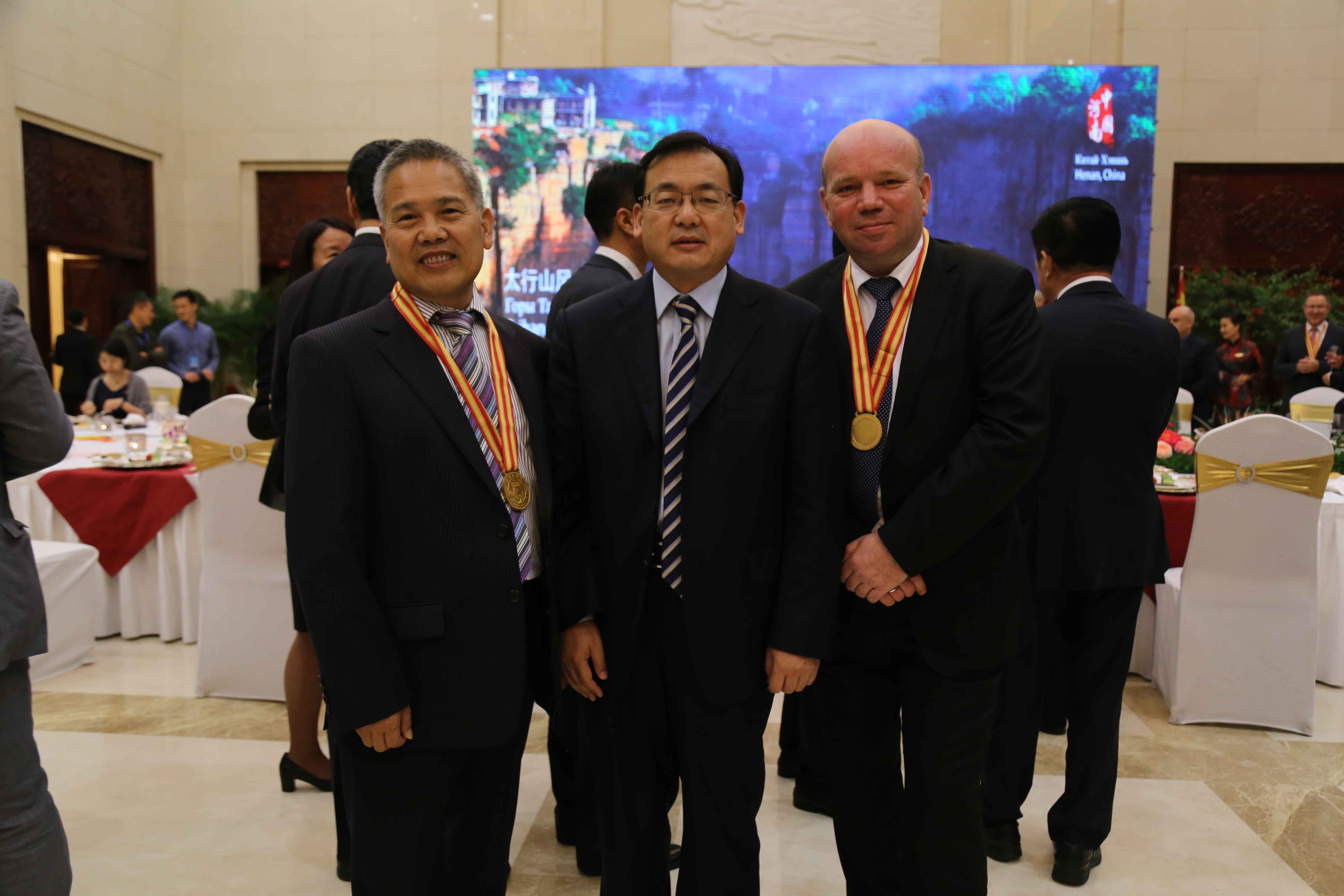 郑州大学两名外籍专家荣获2016年度河南省“黄河友谊奖”