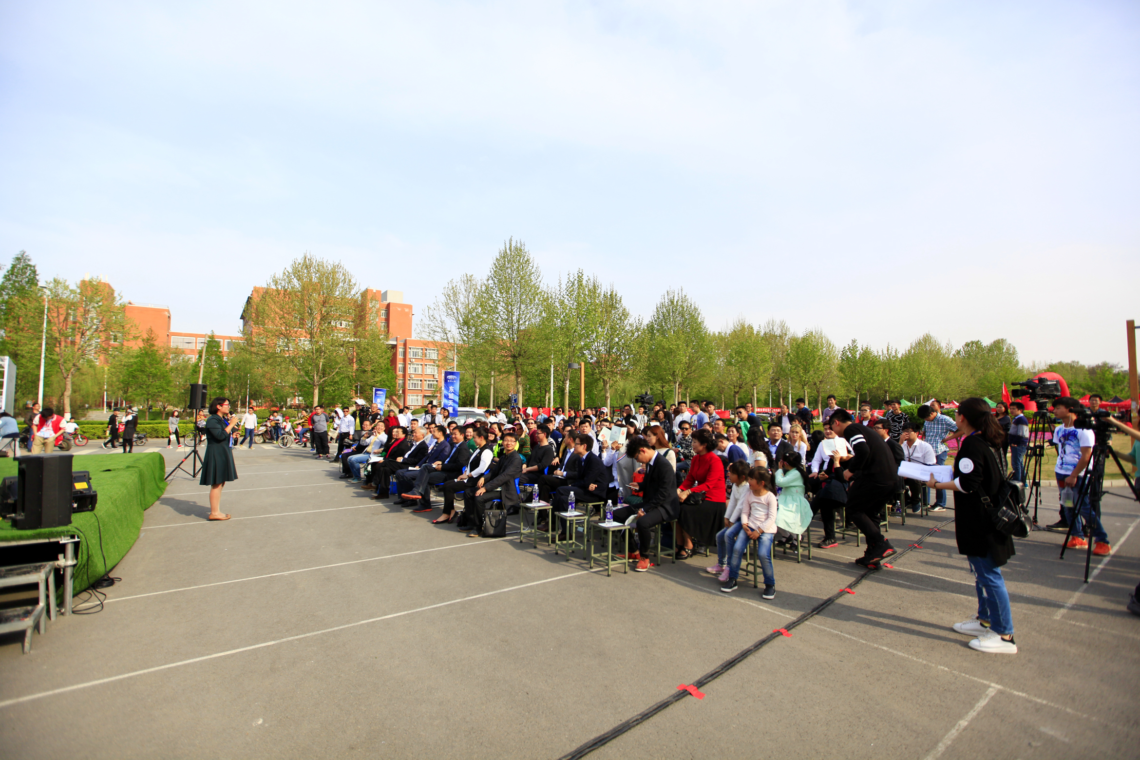 郑州大学举办暖春诗会
