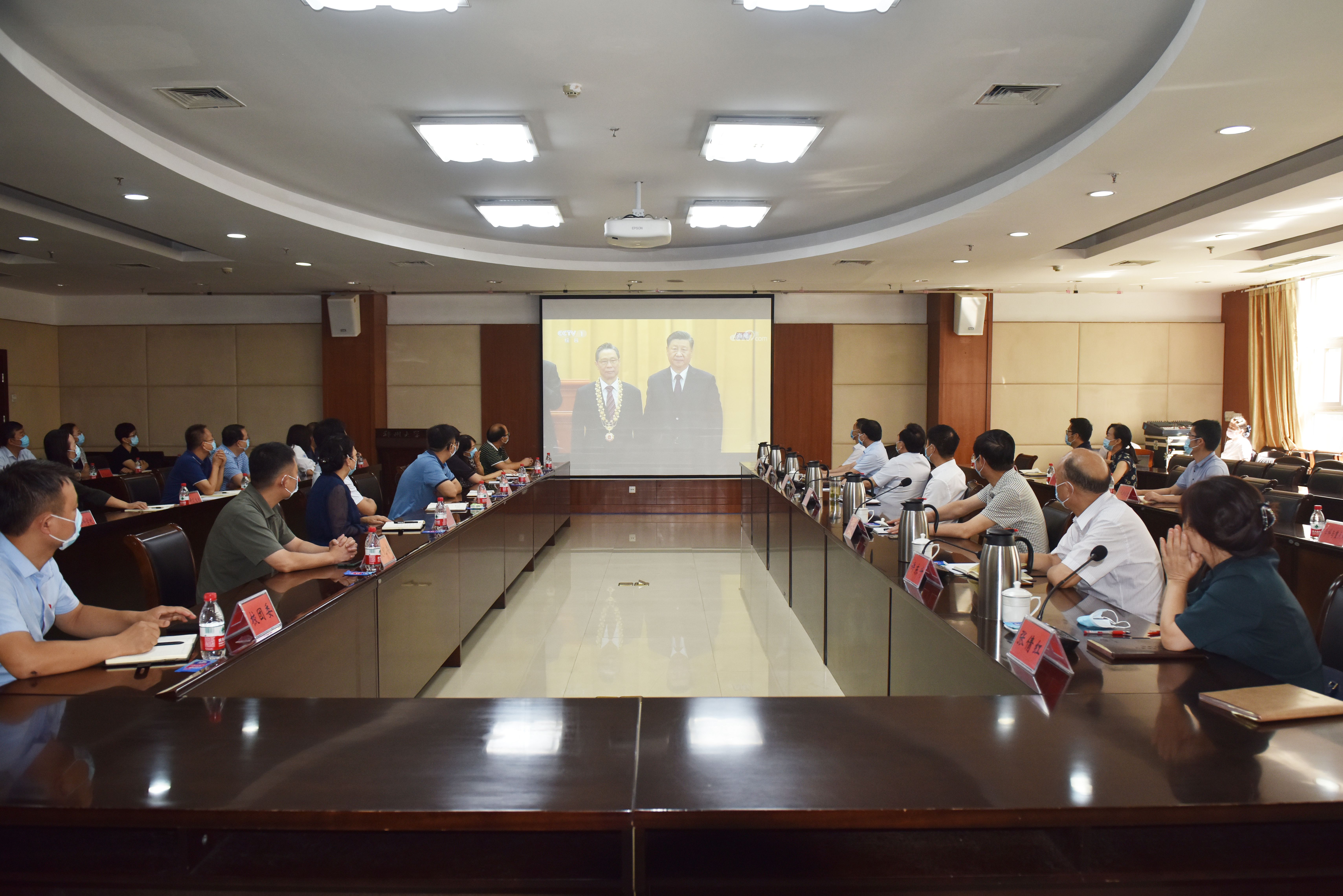 郑州大学认真组织师生员工收看收听全国抗击新冠肺炎疫情表彰大会（图）