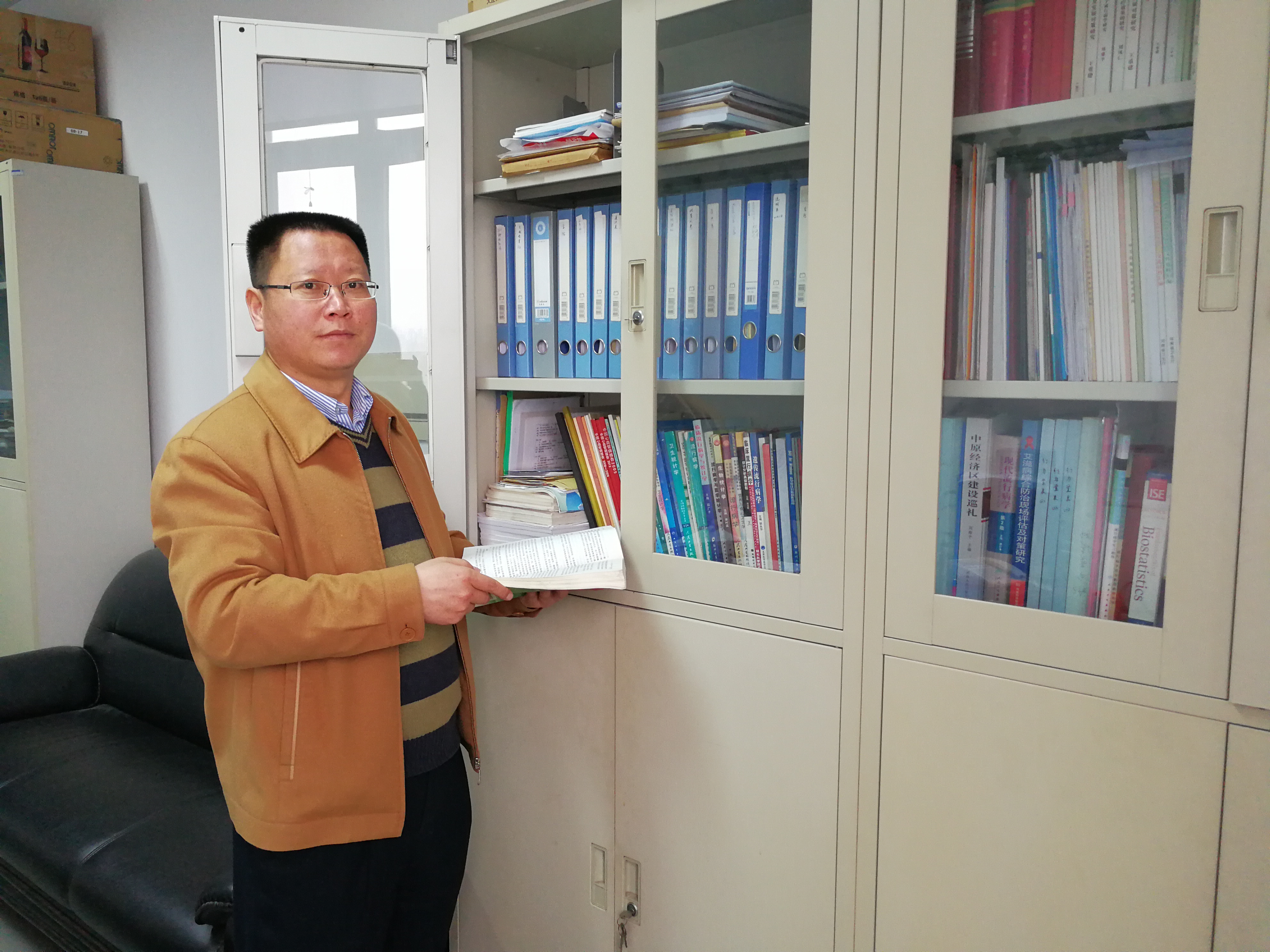 郑大故事：科学之路上下求索 立德树人不断前行——记郑州大学公共卫生学院王重建教授（图）