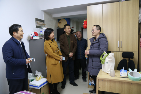 省人力资源和社会保障厅领导来校看望慰问博士后研究人员