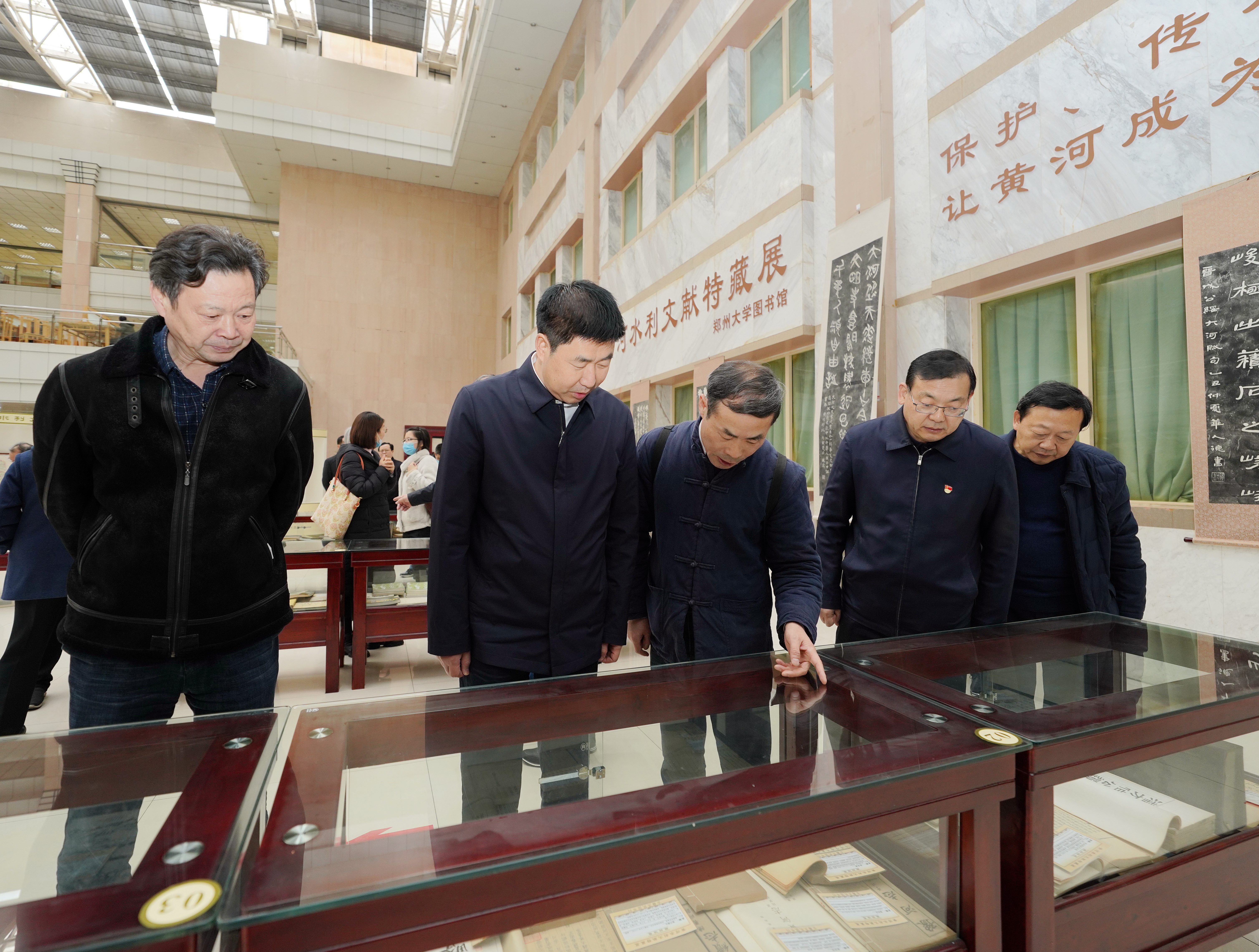 郑州大学举办黄河水利文献特藏展