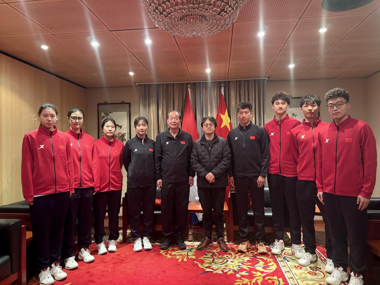 郑州大学荷球队访问中国驻荷兰大使馆并完成集训