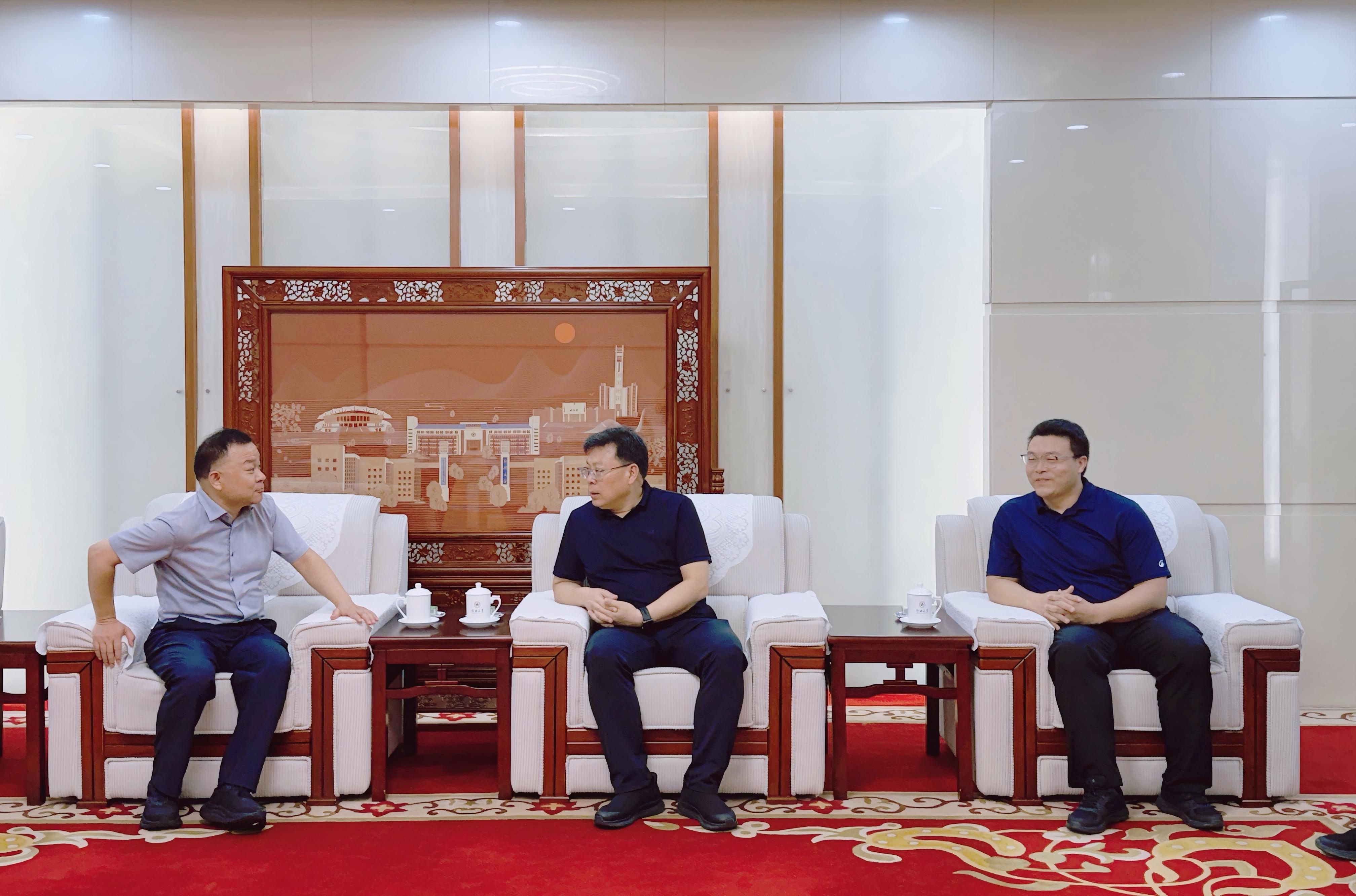 中国人民大学“党建引领社会组织规范化发展的创新路径”课题组来校调研交流
