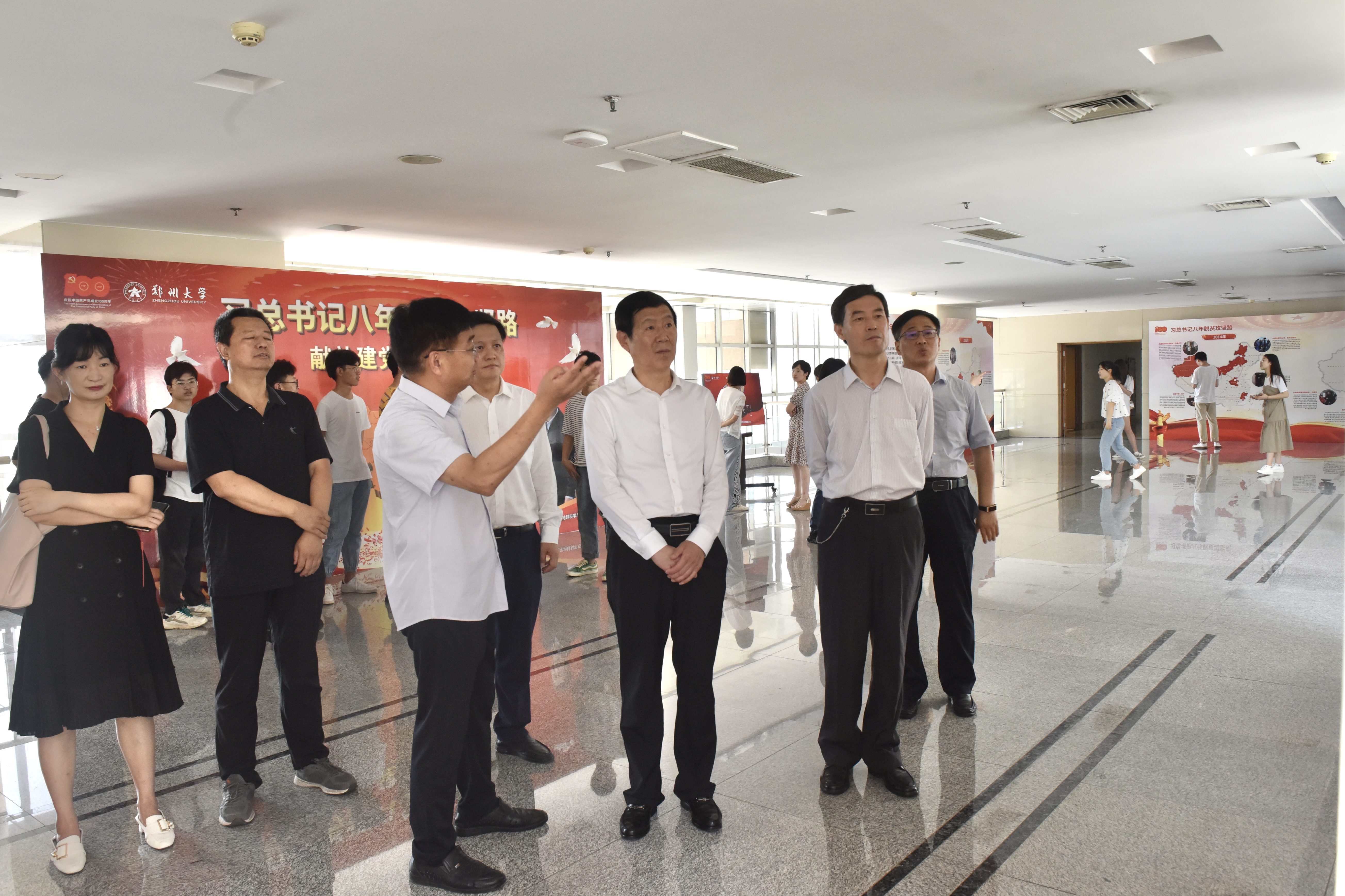 地球科学与技术学院举办“献礼建党100周年——习总书记八年脱贫攻坚路地图展”