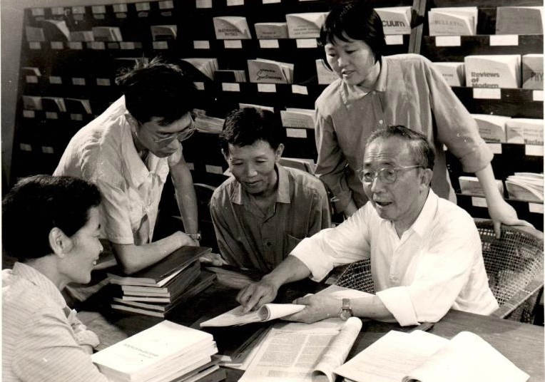 百年办学溯光：两代丹心，一脉薪火——霍秉权、霍裕平父子与郑大物理学科