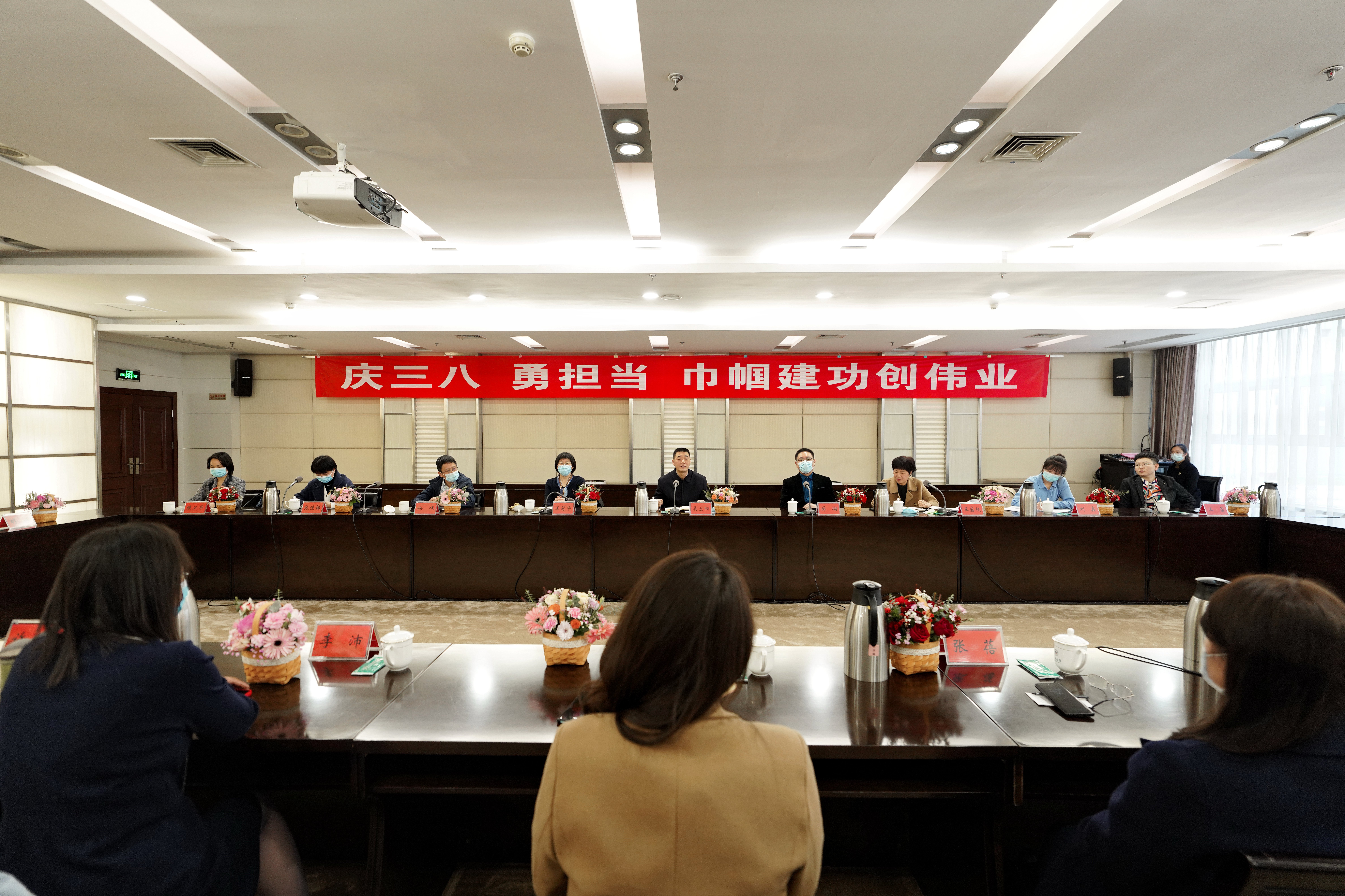 郑州大学召开“三八节”杰出女教工代表座谈会