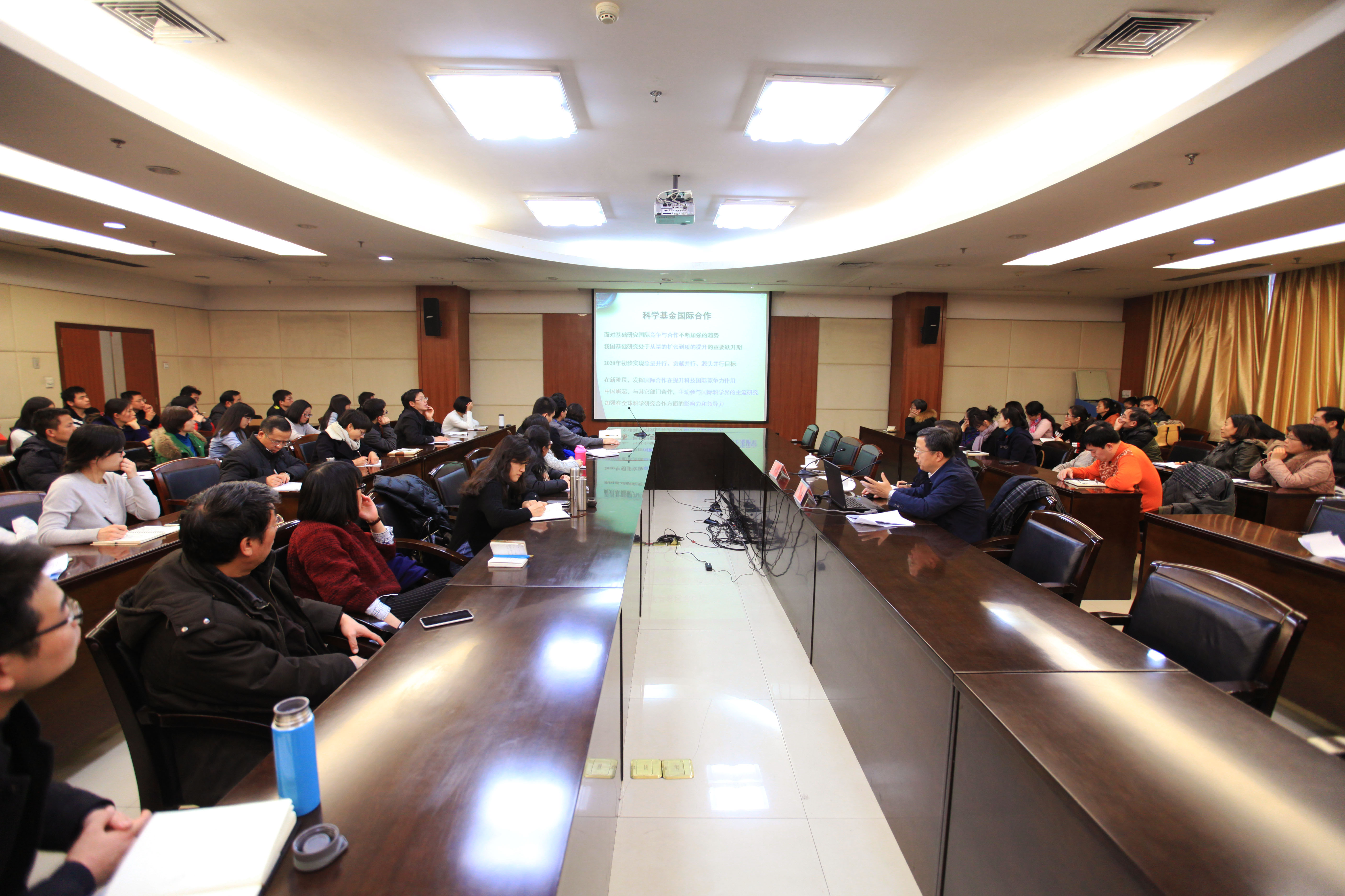 郑州大学邀请国家自然科学基金委员会国际合作局局长冯锋作专题报告